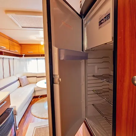 Campingplatz каравани Avi Iris фичоза *