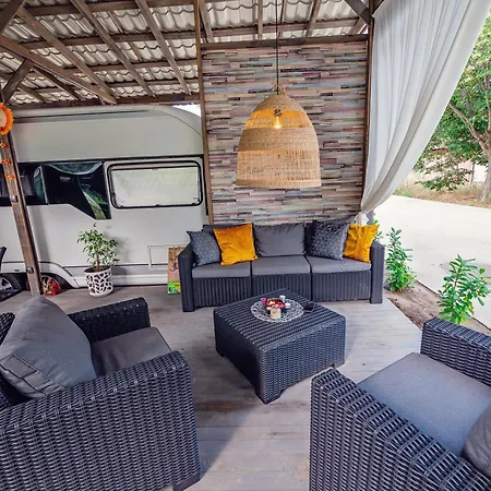 Campingplatz каравани Avi Iris фичоза Warna