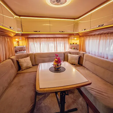 Campingplatz каравани Avi Iris фичоза