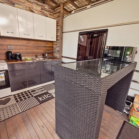 Campingplatz каравани Avi Iris фичоза Warna