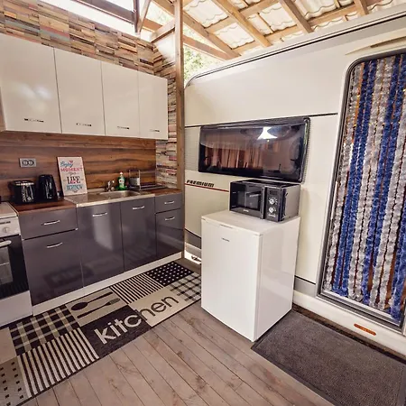 Campingplatz каравани Avi Iris фичоза Warna