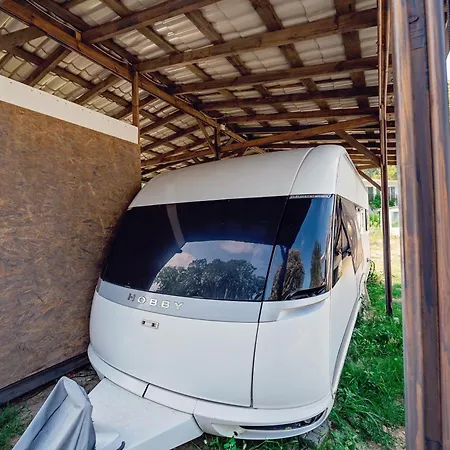 Campingplatz каравани Avi Iris фичоза Warna